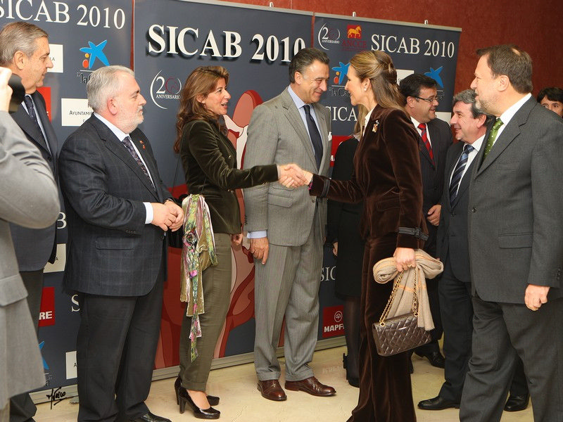 S.A.R. La Infanta Elena saludando a ganaderos